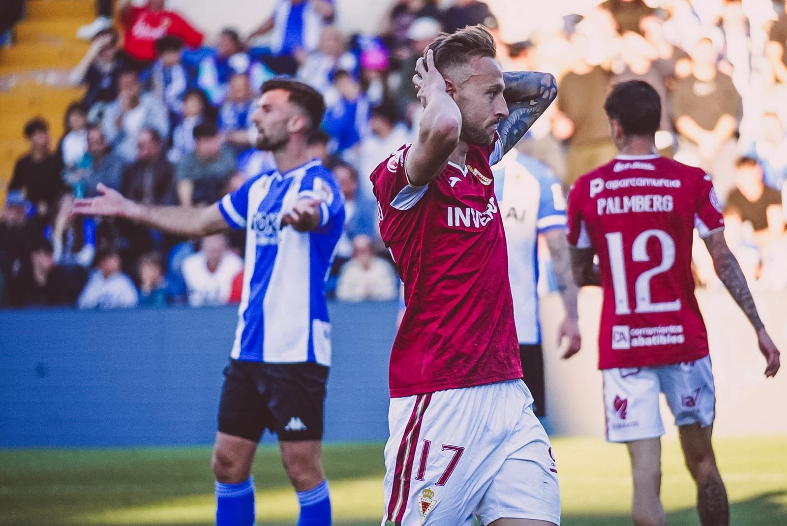Víctor Narro, jugador del Real Murcia, se lamenta por una acción en el Rico Pérez contra el Hércules