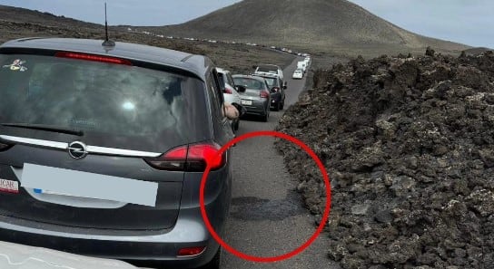 Orina junto al territorio volcánico protegido de Lanzarote.