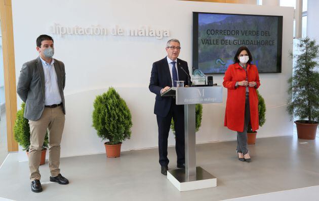 Salado junto con la vicepresidente Margarita del Cid y el diputado de Medio Ambiente