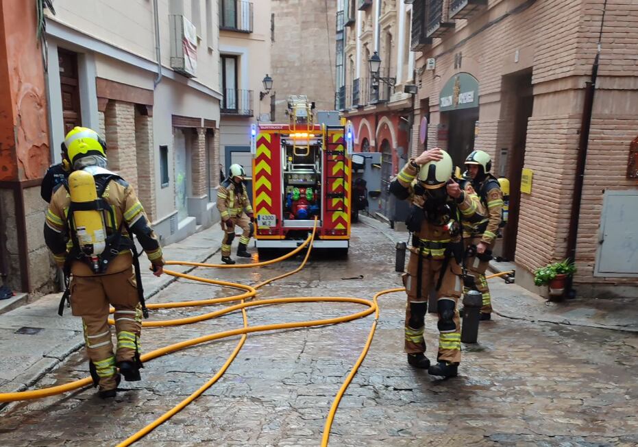 Bomberos trabajando en la extinción del fuego que se ha originado en un bloque de la calle Nuncio Viejo