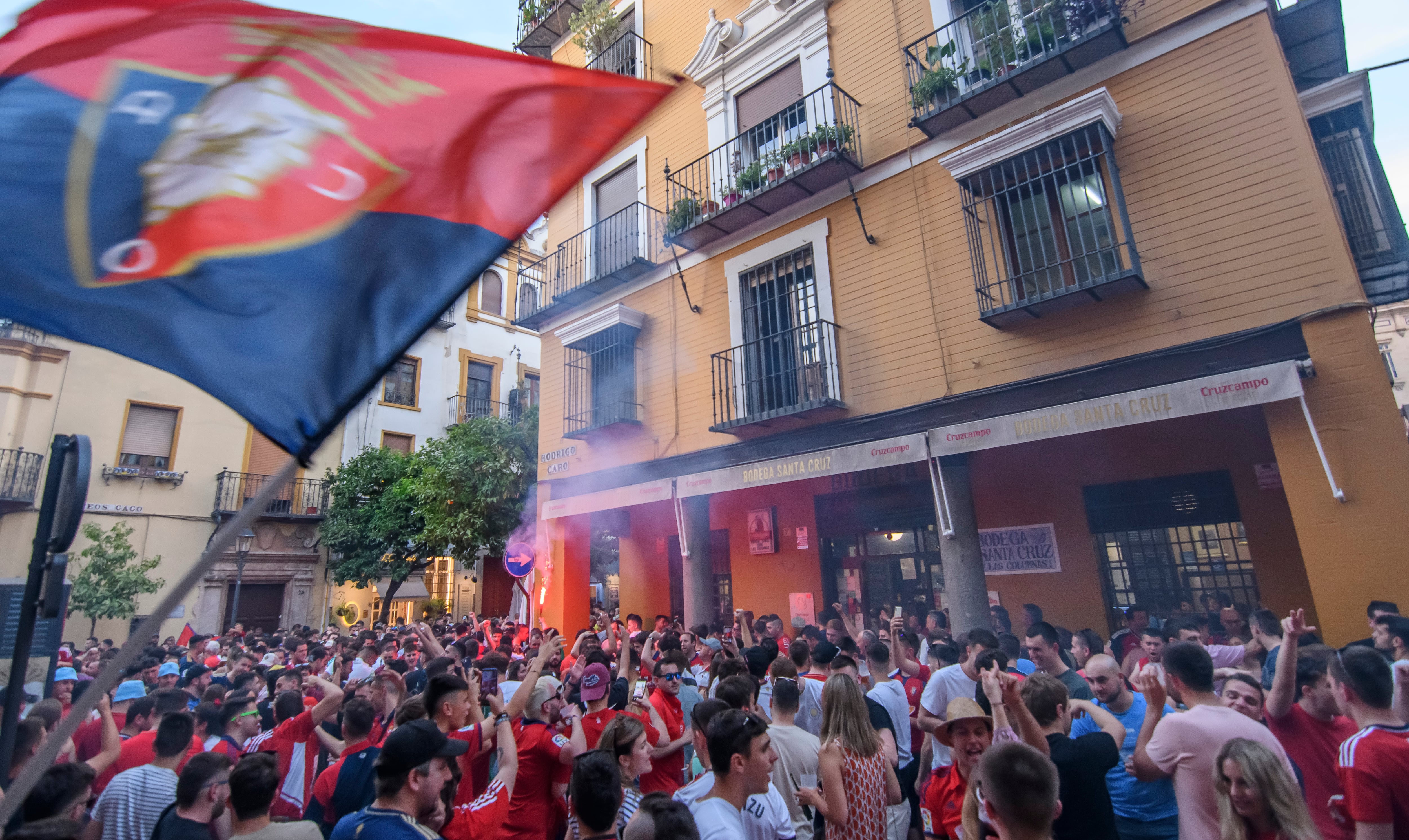 SEVILLA (ESPAÑA), 05/05/2023.- Aficionados del Osasuna en el centro de Sevilla con motivo de la final de la Copa del Rey que enfrentará mañana a su equipo contra el Real Madrid. EFE/ Raúl Caro
