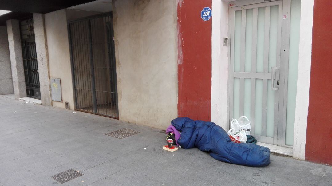 Una persona sintecho en una céntrica calle de Alicante.