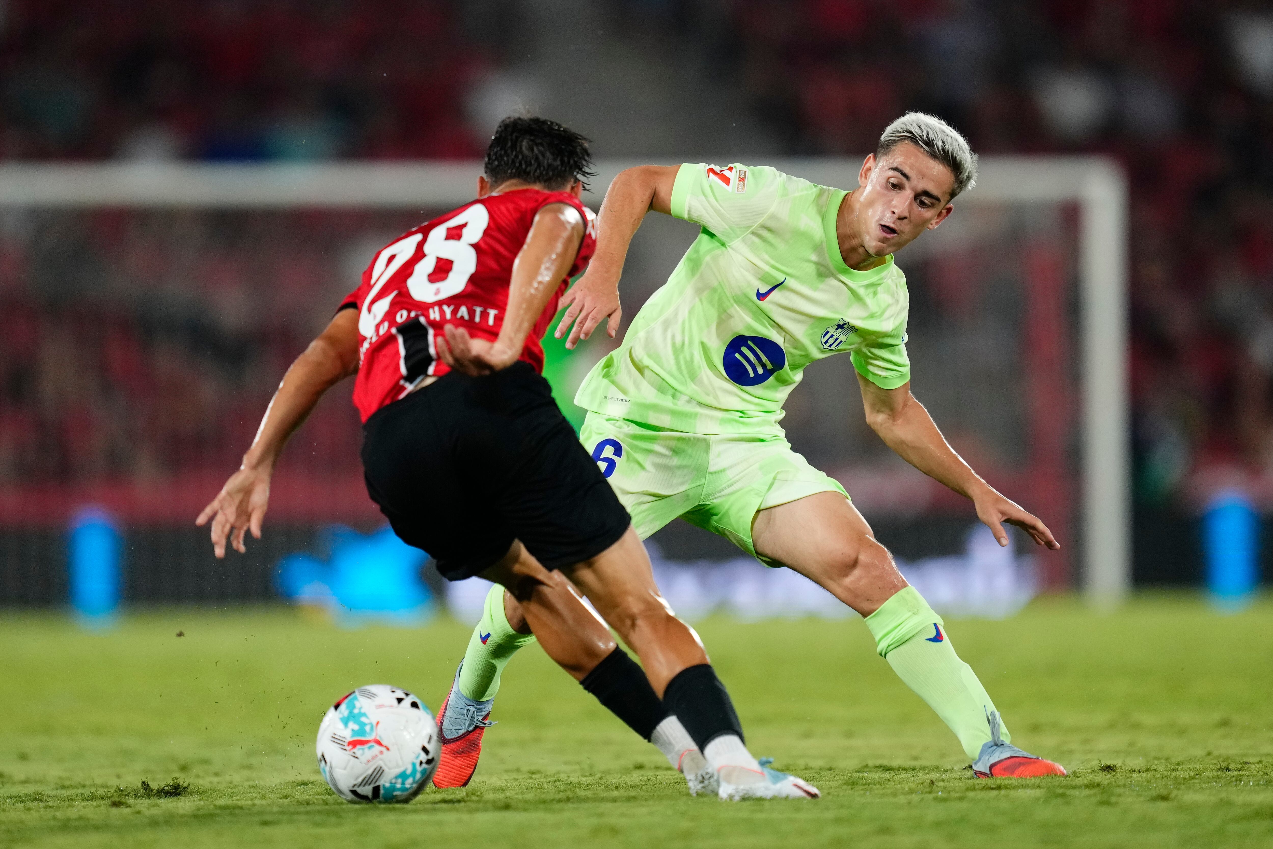 Gavi intentar robar el balón a un jugador del Mallorca