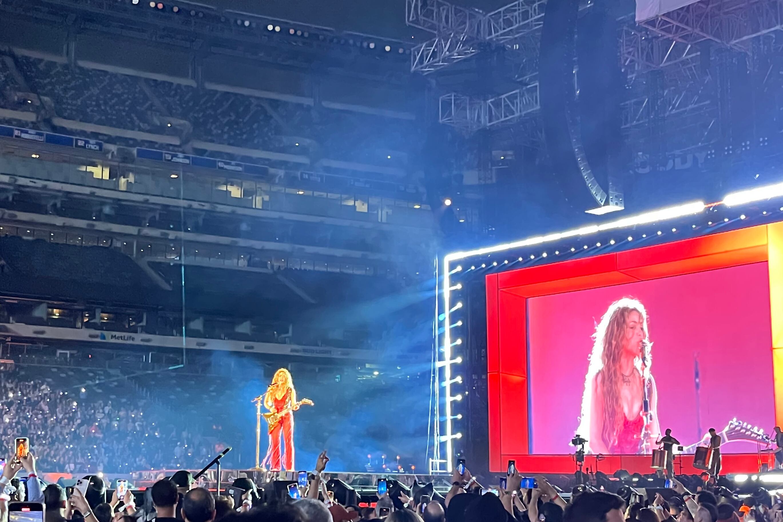 La cantante colombiana Shakira canta durante un concierto de su gira &#039;Las mujeres ya no lloran world tour&#039; este jueves, en el MetLife Stadium en Nueva Jersey (Estados Unidos). EFE/ Nora Quintanilla