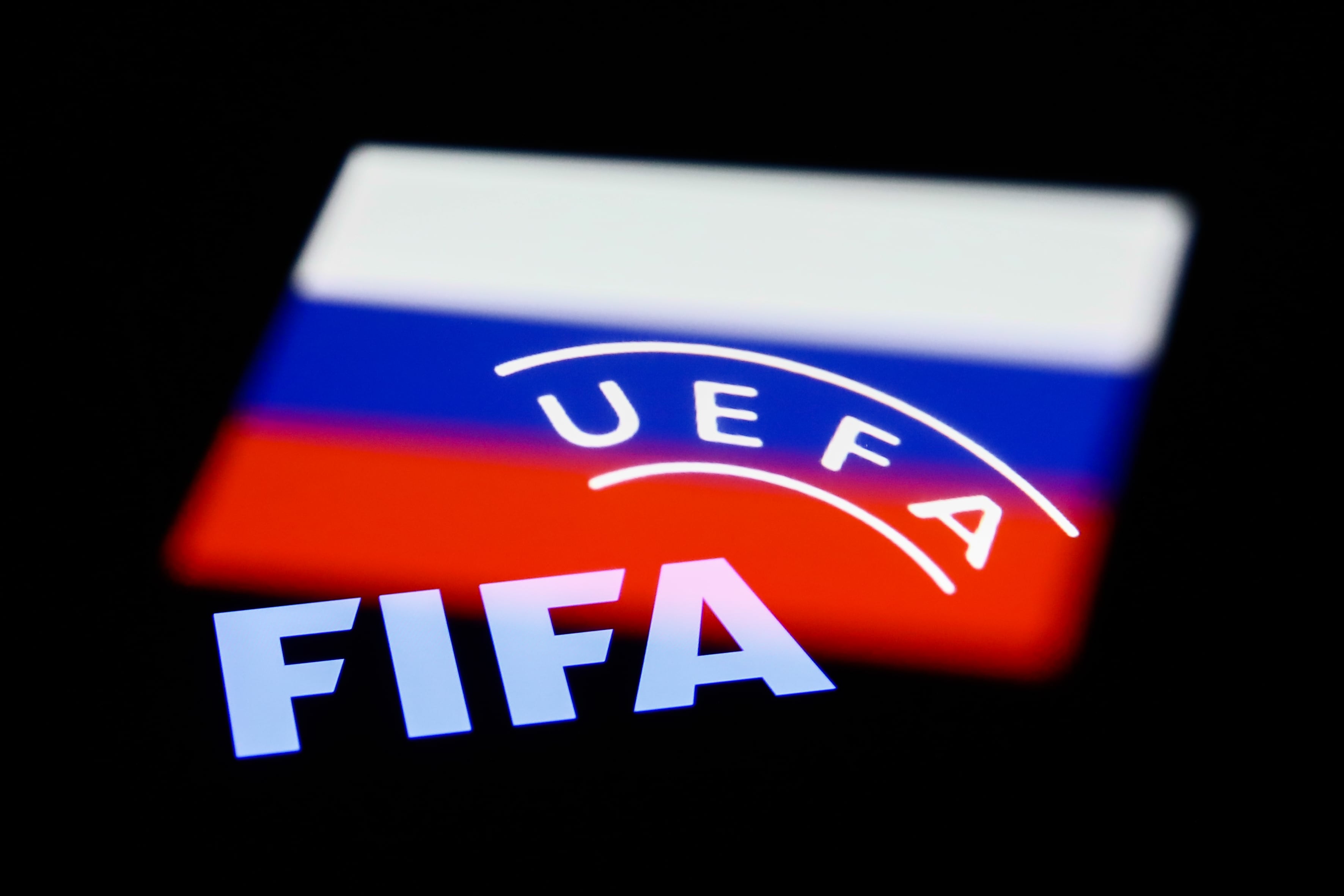 Los logos de FIFA y UEFA, sobreimpresionados sobre la bandera de Rusia.