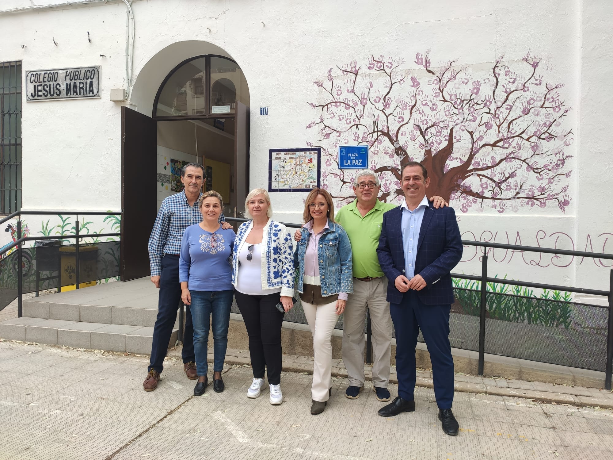 Cargos del Ayuntamiento de Jaén y el Colegio Jesús María posan en el patio del centro educativo