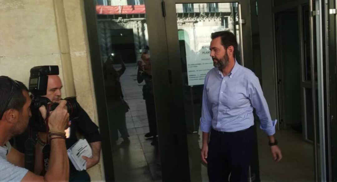 Miguel López saliendo de la Audiencia Provincial de Alicante en una imagen de archivo