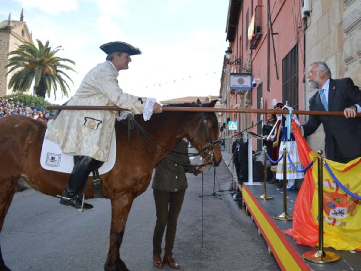 Miles de talaveranos participan viendo el "Cortejo de Las Mondas"