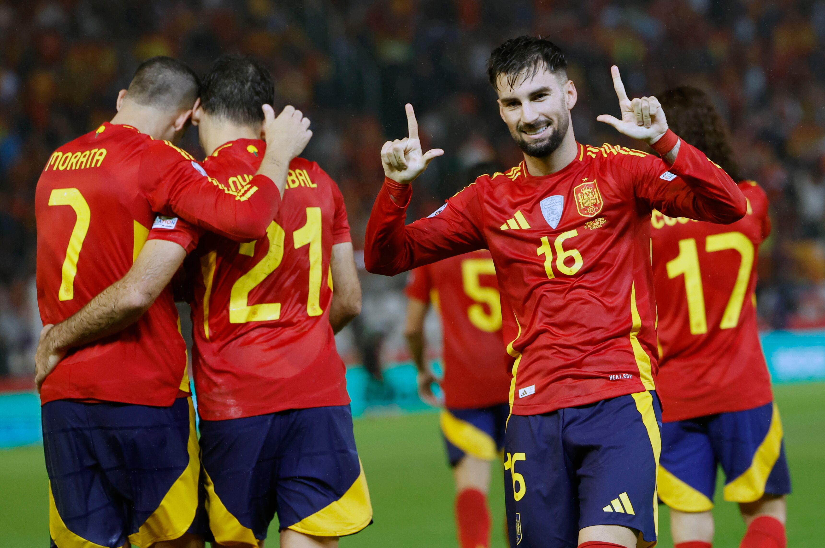 CÓRDOBA, 15/10/2024.- El centrocampista de la selección española Álex Baena (d) celebra tras marcar el tercer gol ante Serbia, durante el partido correspondiente a la fase de grupos de la Liga de Naciones que las selecciones de España y Serbia disputan este martes en el estadio Nuevo Arcángel, en Córdoba. EFE/Julio Muñoz
