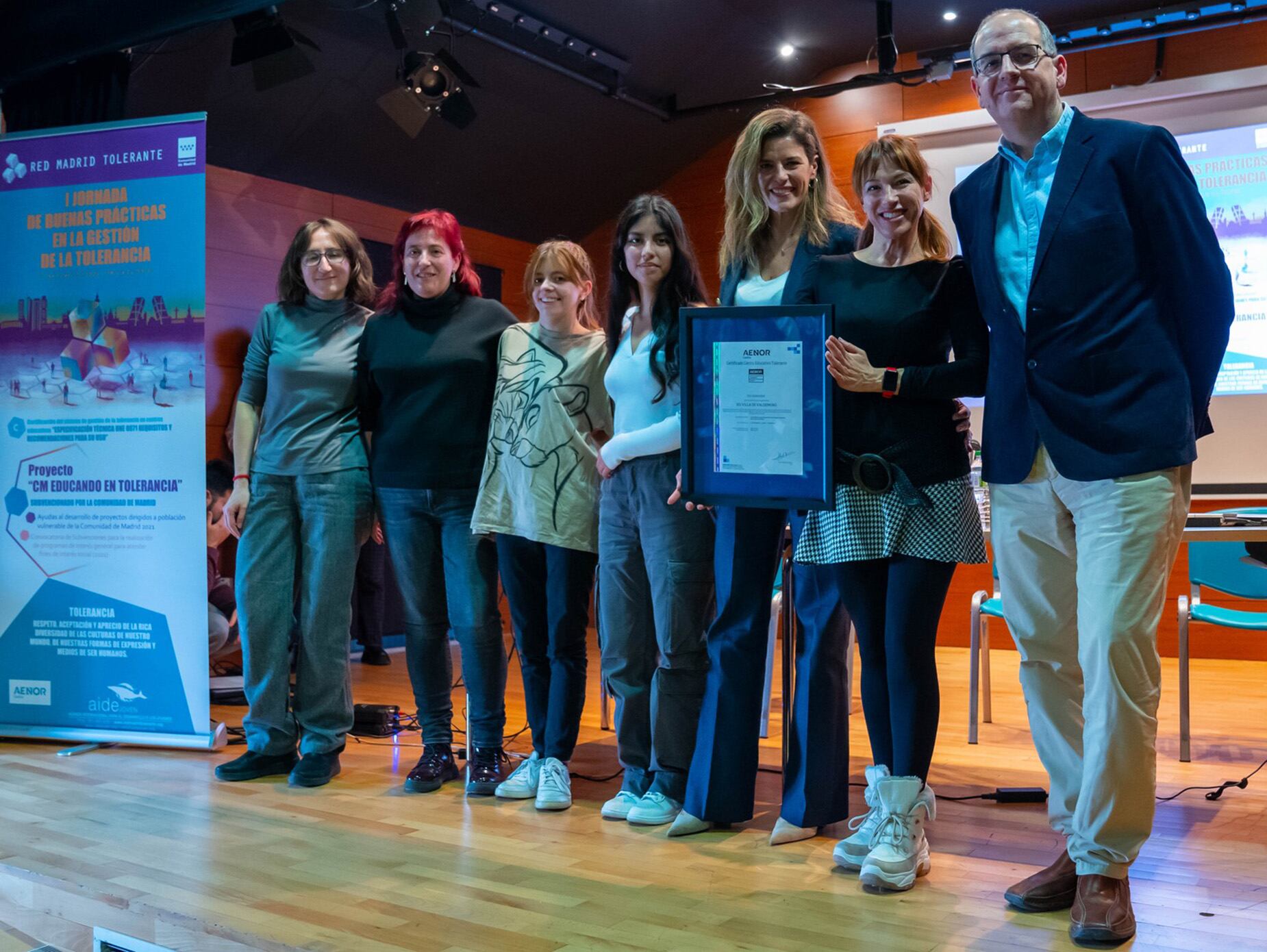 Representantes del IES Villa de Valdemoro en la entrega del Certificado de Gestión de Tolerancia por parte de AENOR.