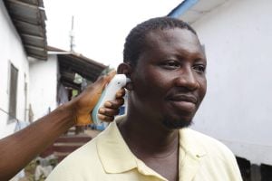 Un médico toma la temperatura de un hombre en Monrovia, Liberia