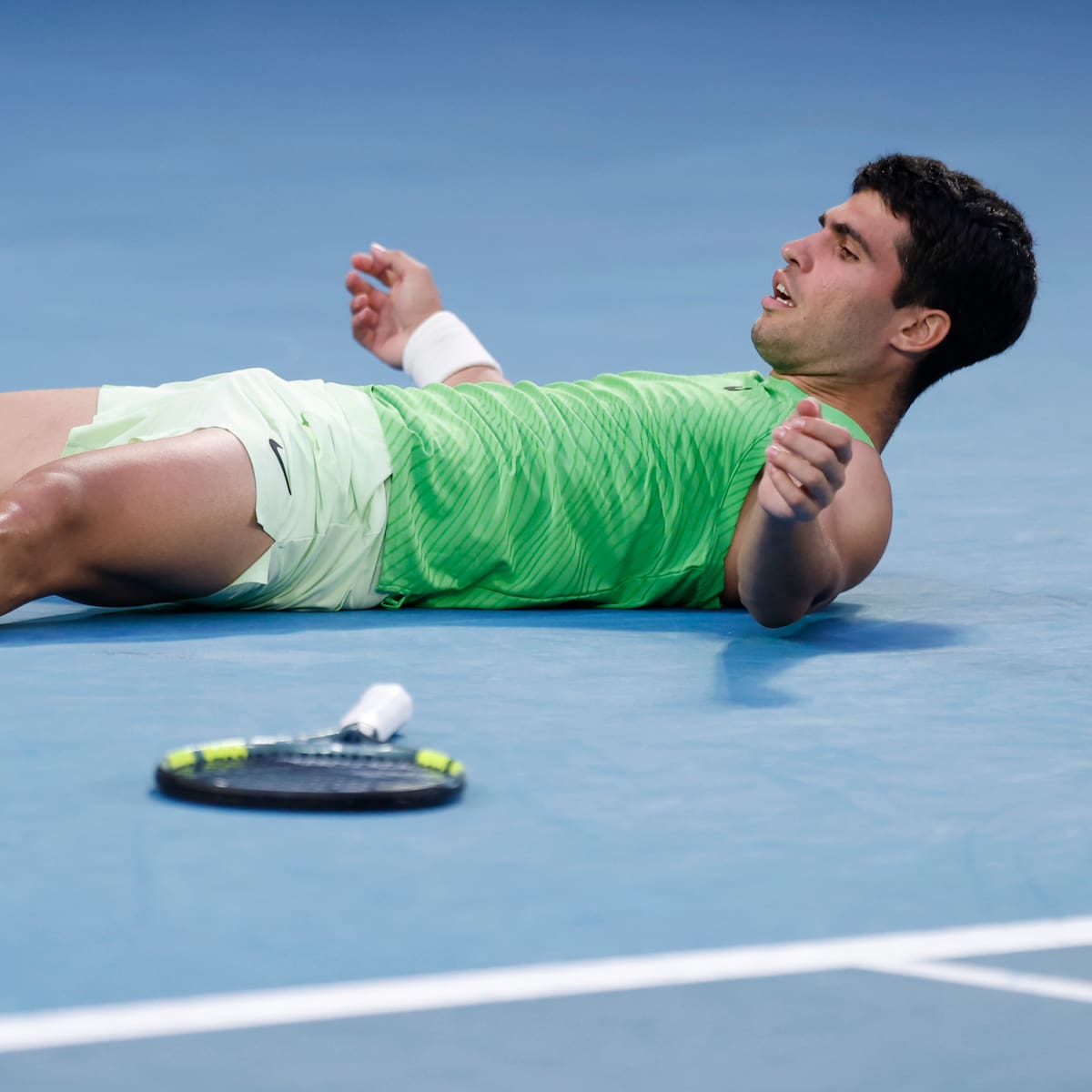 Alcaraz se alía con la épica y sobrevive a los calambres para clasificarse a su primera final del Open de Australia