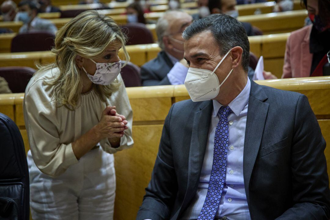 Yolanda Díaz y Pedro Sánchez durante una sesión de control en el Senado. 