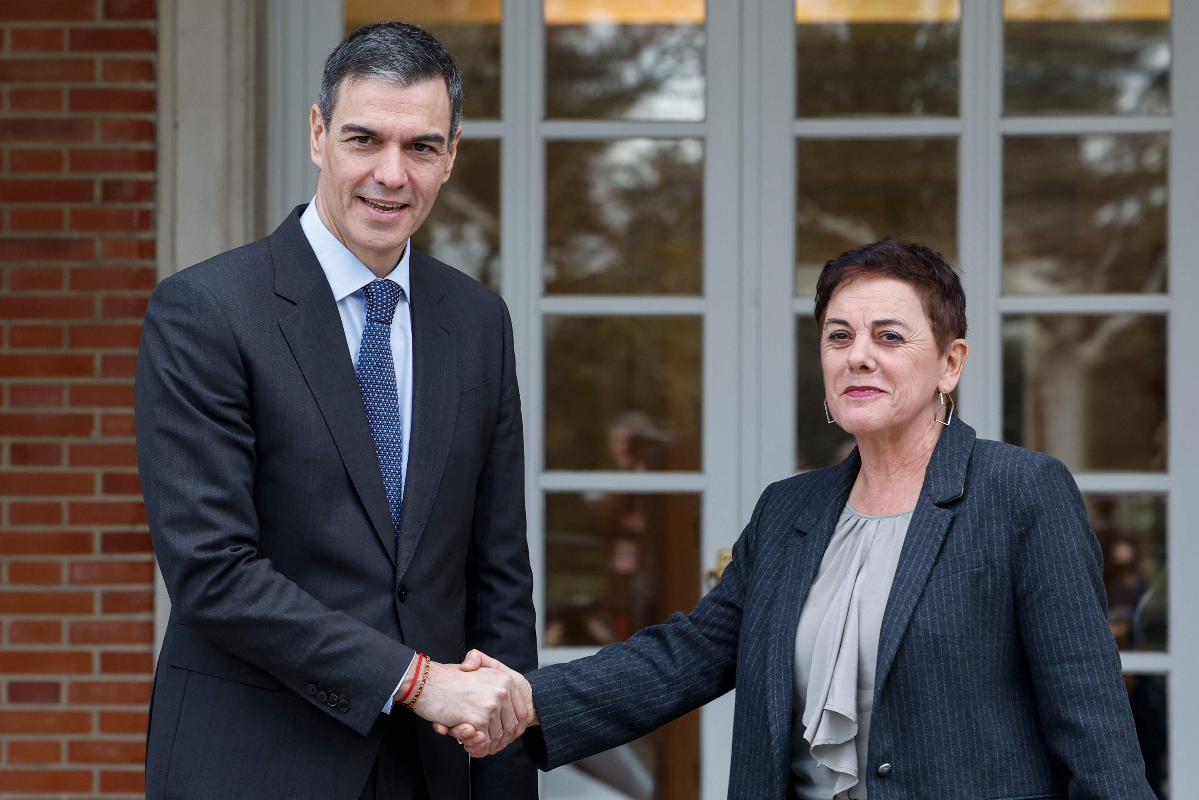 El presidente del Gobierno, Pedro Sánchez (i) recibe a la portavoz de EH Bildu en el Congreso, Mertxe Aizpurua (d).
