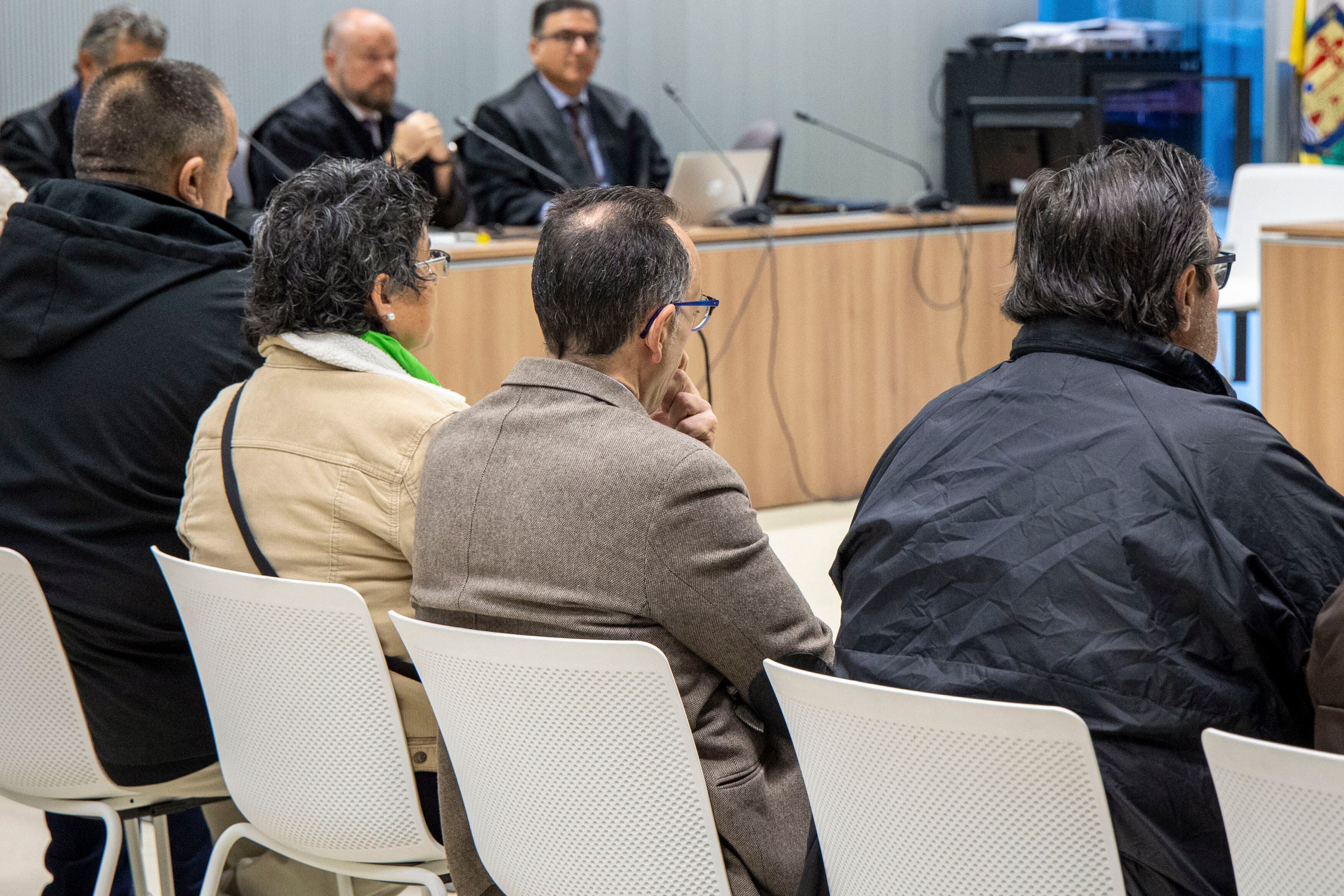 LOGROÑO 23/04/2025.- Nueve de los acusados por prevaricar en la adjudicación de obras en el municipio riojano de Soto en Cameros han pactado multas, inahbilitación y penas de cárcel, con un máximo de 20 meses de prisión, tras llegar a un acuerdo con la fiscalía. La Audiencia Provincial de La Rioja ha celebrado este miércoles la vista oral por unos hechos ocurridos desde 2010 en los que se ha procesado al actual alcalde de Soto en Cameros, el popular Pedro Elías Cristóbal (2d) -en su etapa de concejal-, y el entonces regidor, Miguel Pedro Cuesta, quien ha fallecido y no ha sido juzgado.-EFE/ Raquel Manzanares