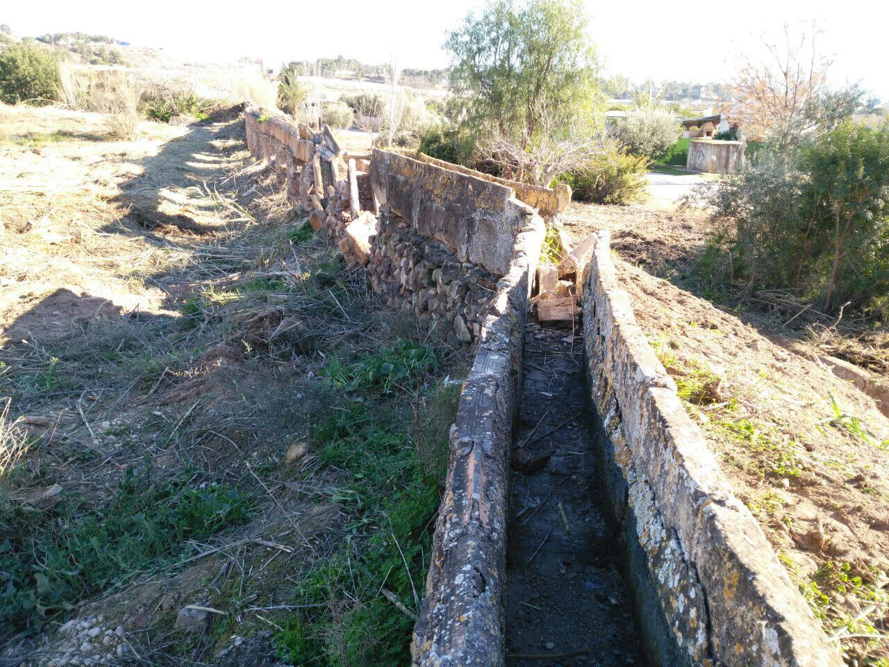 Canal y parte superior de sillería del acueducto de Felices. Huermur