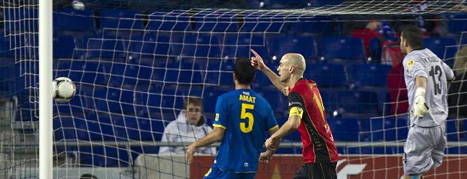 El delantero del C. D. Mirandés, Pablo Infante, celebra el segundo gol del equipo burgalés, ante los jugadores del Espanyol, el guardameta Casilla y el defensa Jordi Amat, durante el encuentro correspondiente a la ida de los cuartos de final de la Copa de