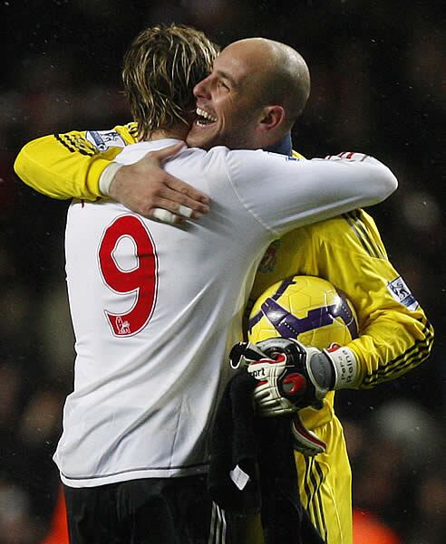 Pepe Reina se abraza con Fernando Torres