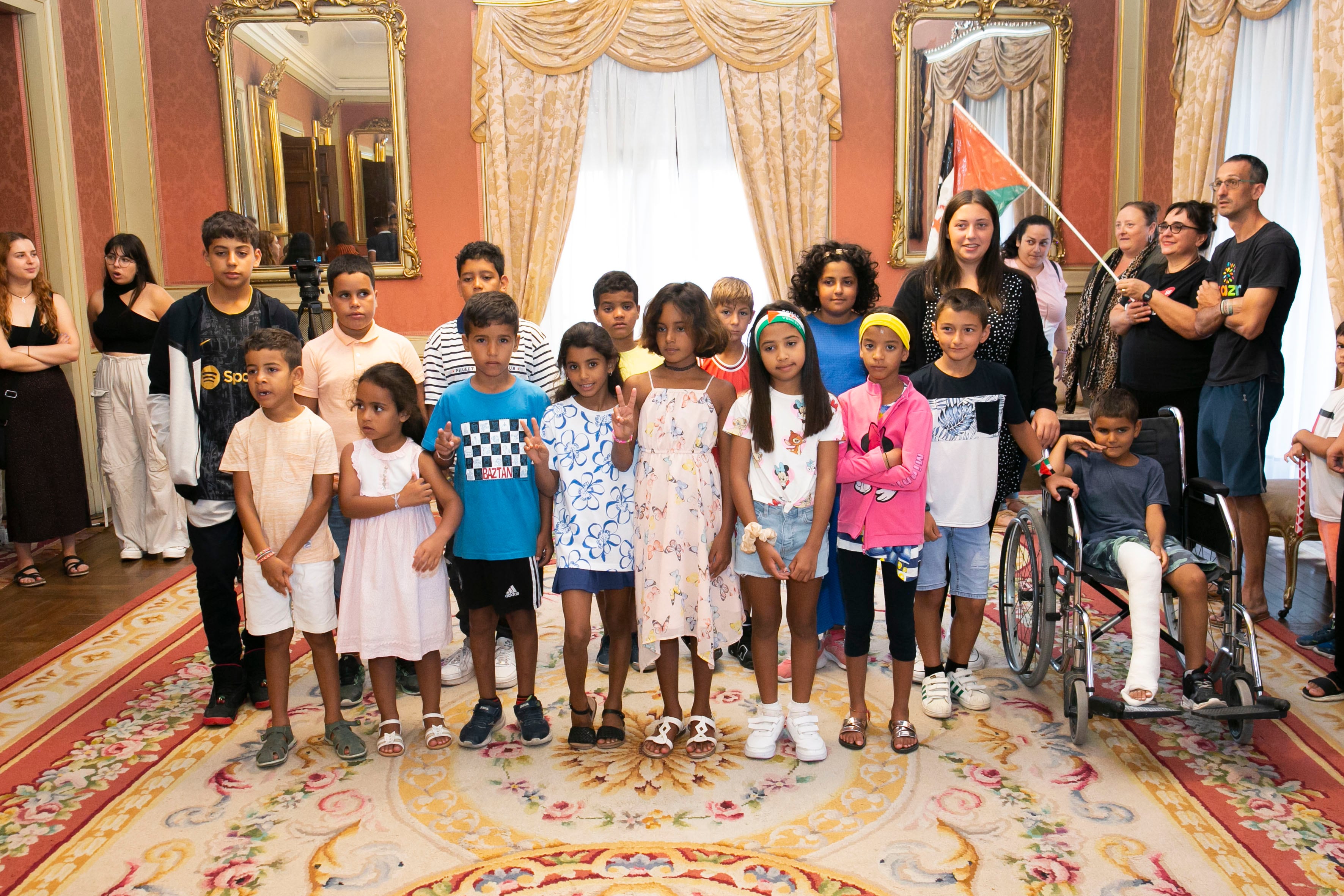 Los niños saharauis que pasan el verano en Navarra gracias al proyecto Vacaciones en Paz de la Asociación ANAS en el Ayuntamiento de la capital.