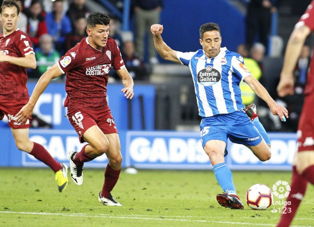 Loureiro pugna con Pedro por un balón