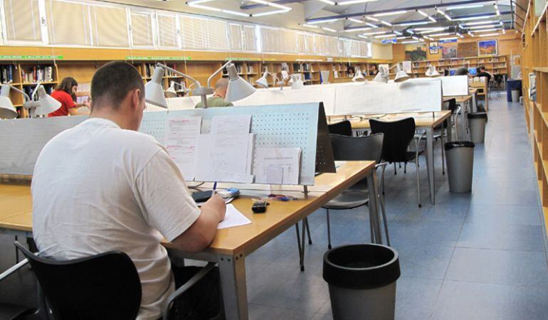 La sala de estudio de la biblioteca municipal Lope de Vega de Tres Cantos es una de las que amplían su horario para facilitar la preparación en época de exámenes