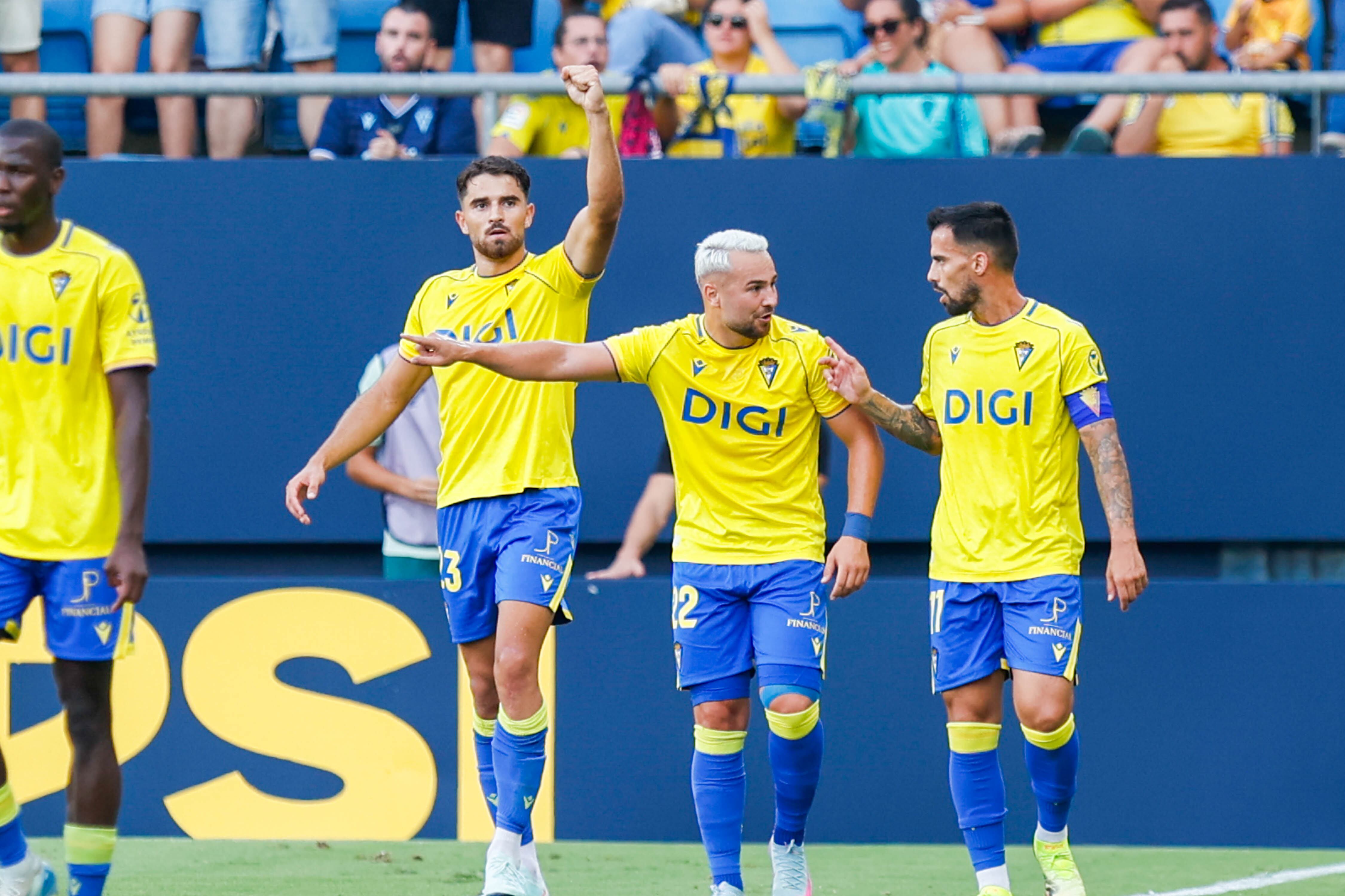 Álvaro García Pascual celebra su primer gol oficial con el Cádiz CF ante el Mirandés junto a Suso Fernández y Javier Ontiveros.