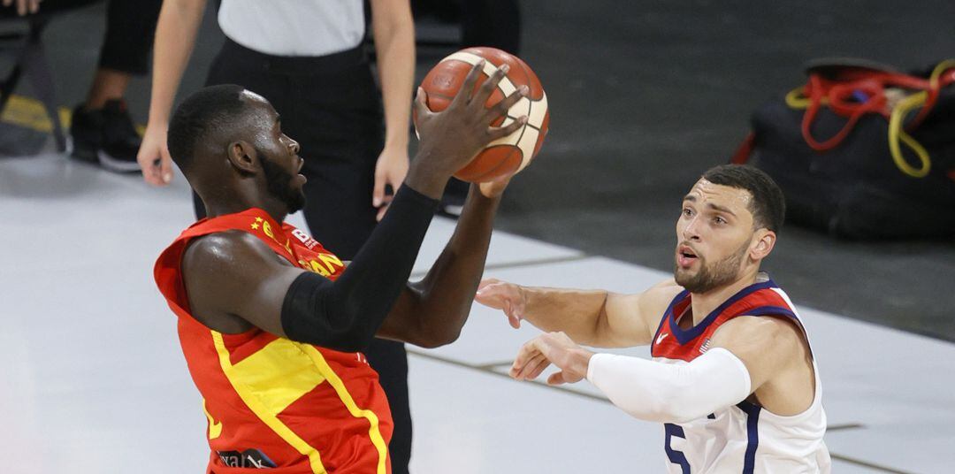 Zach LaVine trata de quitarle la pelota a Usman Garuba durante el amistoso de Las Vegas