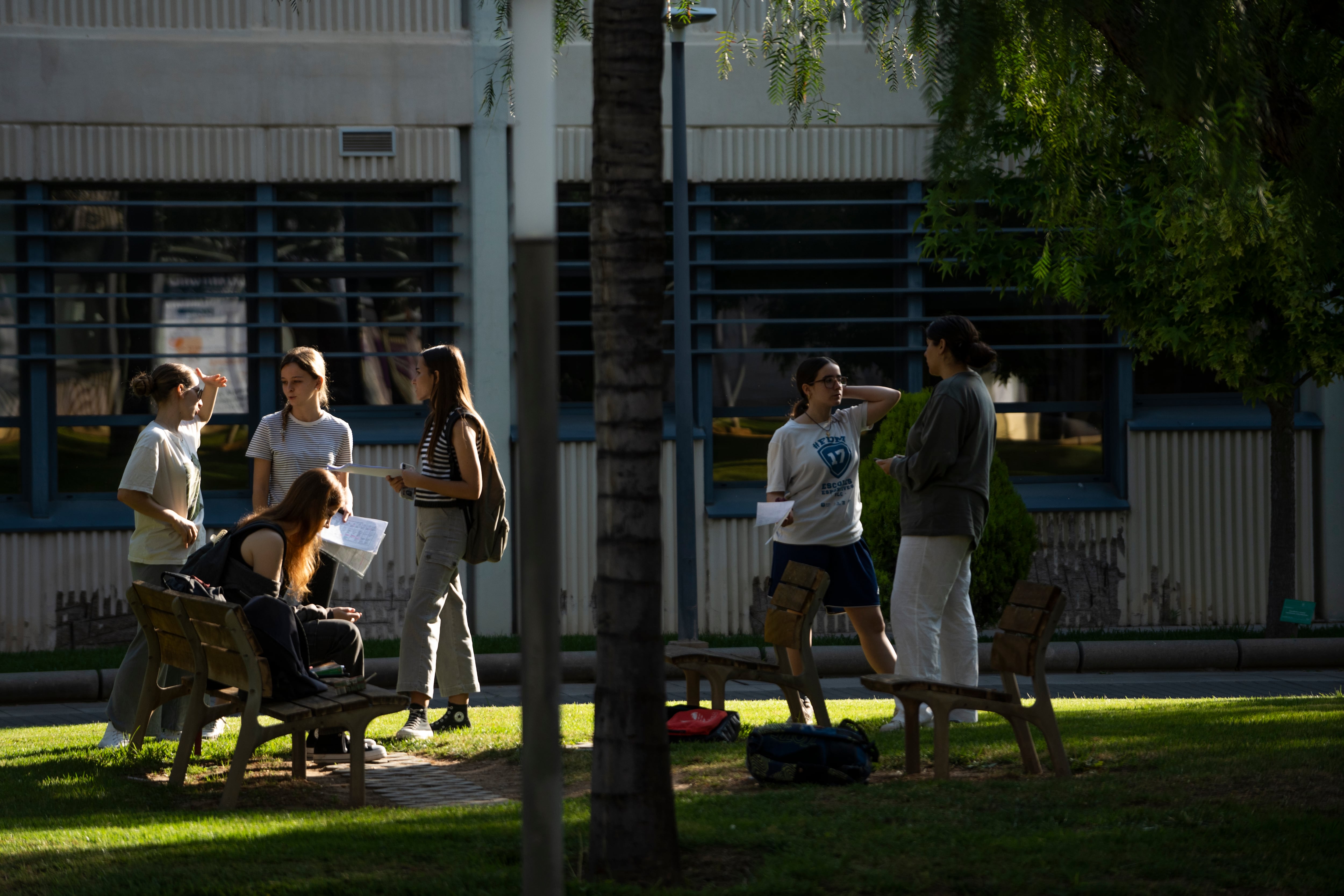 Alumnos en el campus de Vera de la UPV.