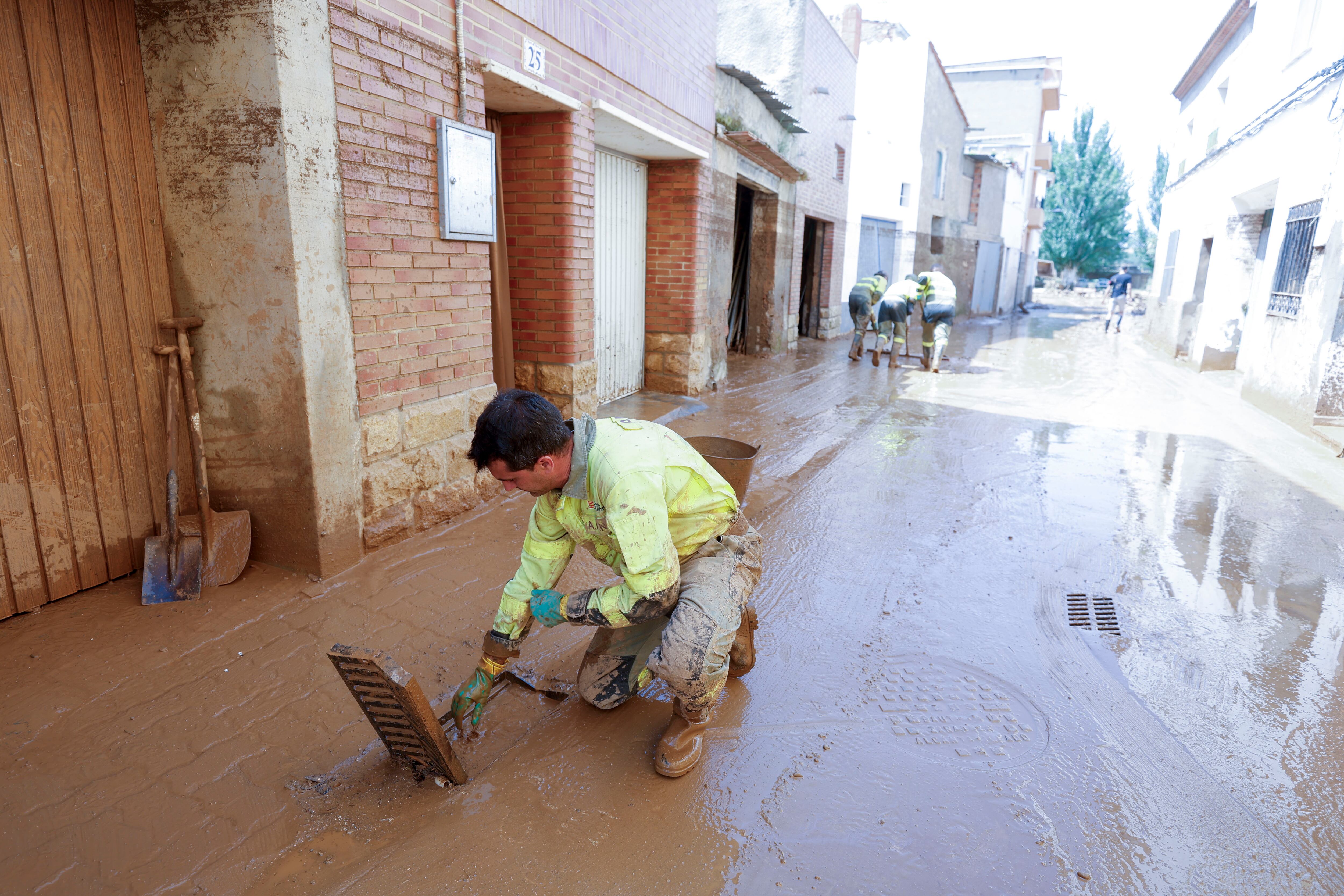 LETUX (ZARAGOZA), 15/06/2025.- Vecinos de la localidad zaragozana de Letux achican barro y retiras mobiliario dañado este domingo. La Dirección General de Carreteras e Infraestructuras del Gobierno de Aragón ha propuesto una serie de alternativas para sortear los tramos cortados en la red viaria debido a las fuertes lluvias y desprendimientos registrados este viernes en la comunidad. EFE/ Javier Cebollada