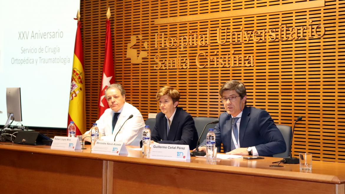 Guillermo Ceñal (situado a la derecha de la imagen) durante un acto en el Hospital Universitario Santa Cristina