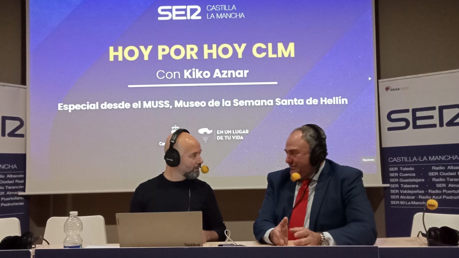 El consejero de Agricultura, Ganadería y Desarrollo Rural de Castilla-La Mancha, Julián Martínez Lizán, junto al periodista de Radio Albacete, Kiko Aznar