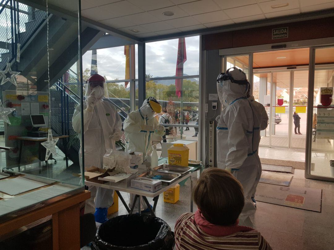 Sanitarios preparándose para administrar la vacuna de Pfizer contra el Covid 19 en la Región de Murcia