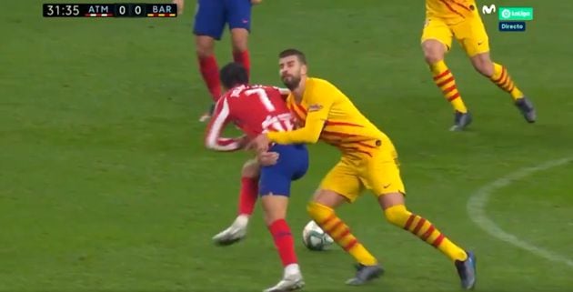 Garard Piqué agarra a Joao Félix tras el caño que le hizo el portugués.