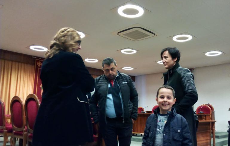 El pequeño Manuel, protagonista de la Bajada del Ángel 2018 acompañado de sus padres tras recibir de manos de la alcaldesa de Aranda el reconocimiento por su participación