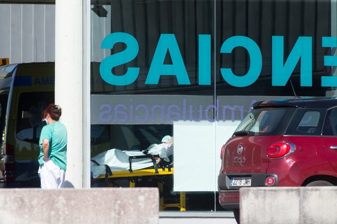 Un paciente con Covid-19 es trasladado desde el Hospital de O Incio al Hospital de Lugo.