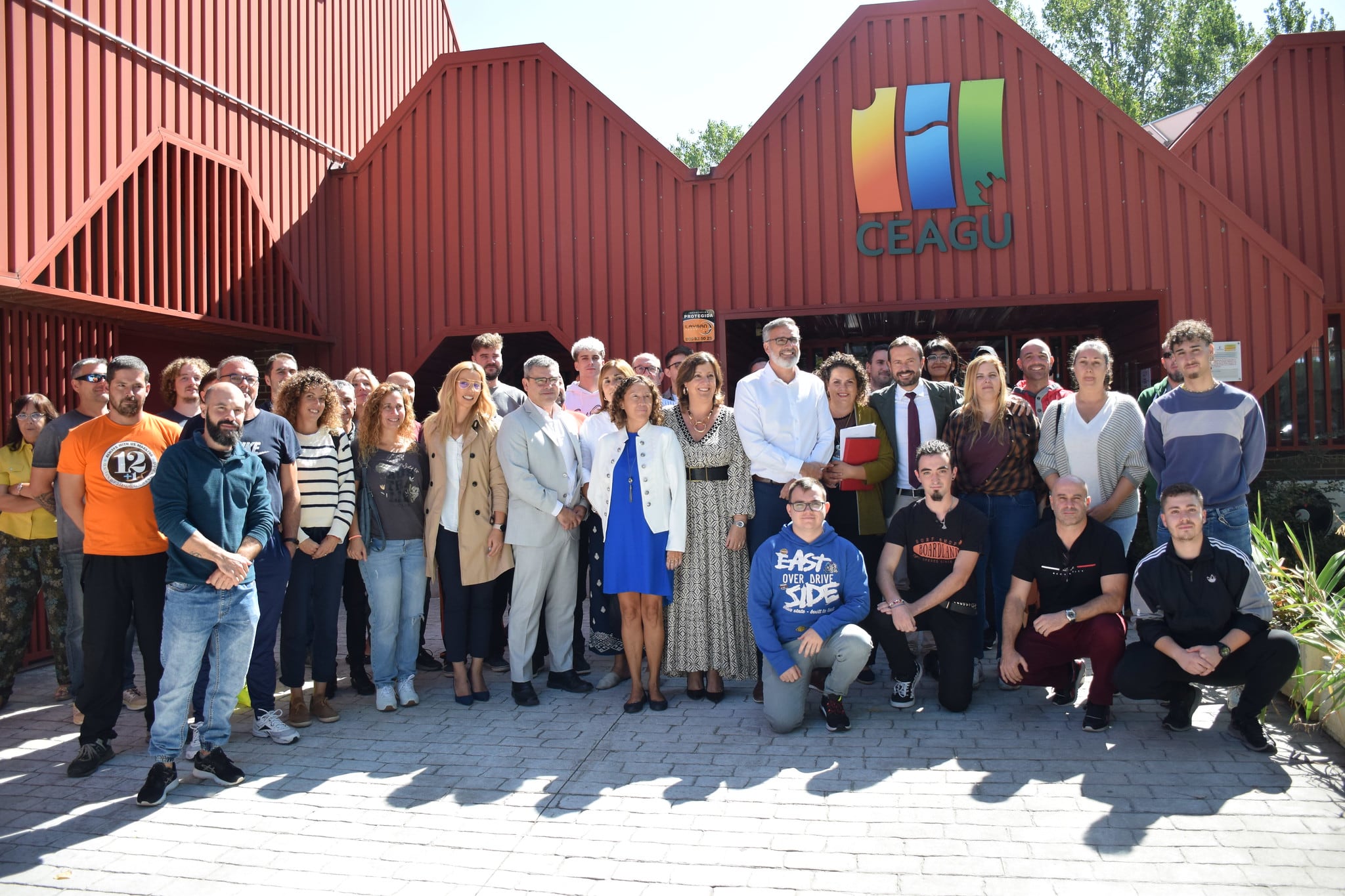 Alumnos del curso, consejera de Empleo y otras autoridades locales