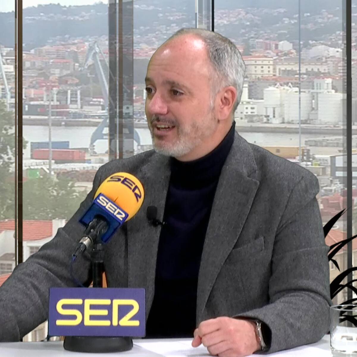 David Regades: "Insistiremos con el Puerto para comprar la antigua nave de Frigoríficos Berbés"