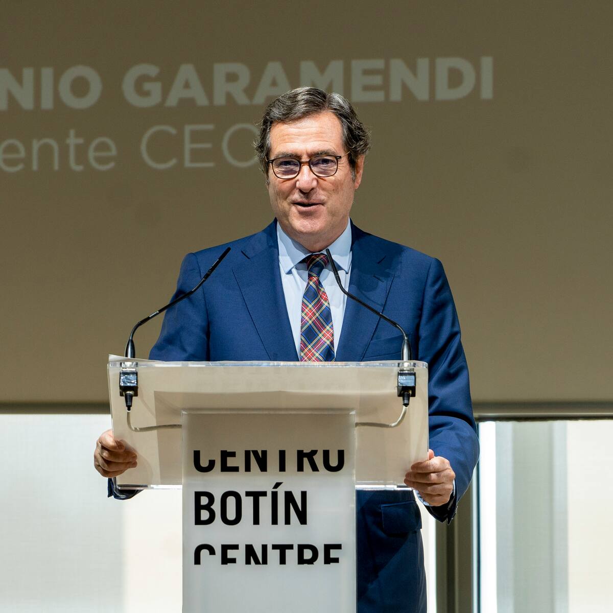 Garamendi cree que "posiblemente" habrá que ampliar el aeropuerto Seve Ballesteros de Santander