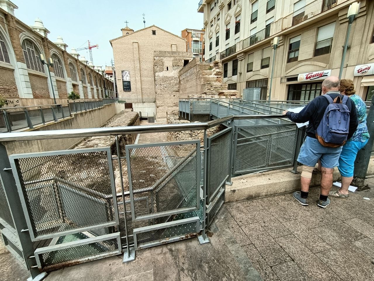 Turistas en la muralla medieval de Verónicas, en Murcia