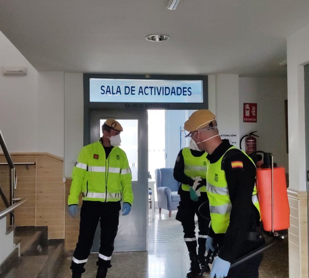 Militares de la UME desinfectan las instalaciones de la residencia de mayores de Íllora (Granada)