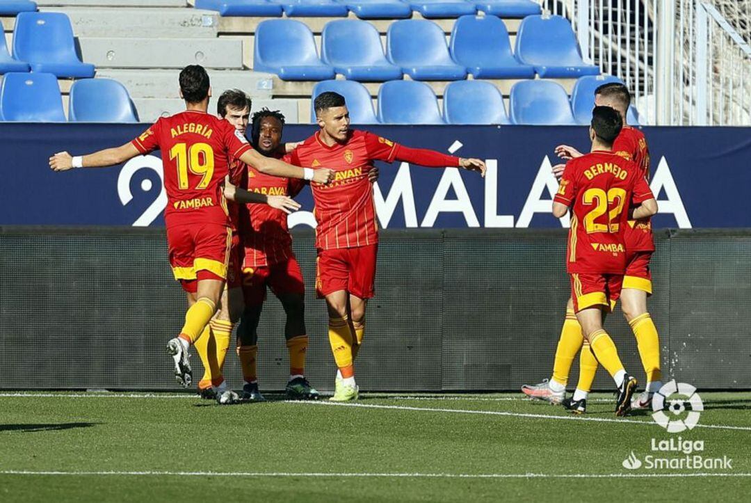 Los jugadores del Real Zaragoza celebran el primer gol del partido 