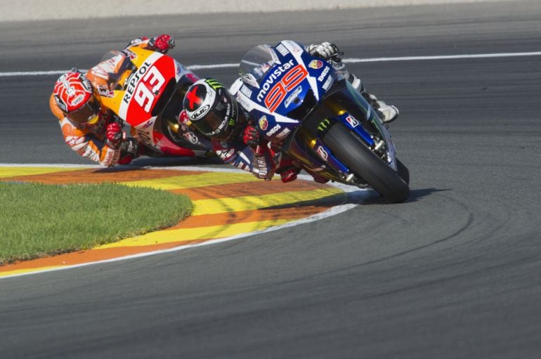 Momento de la carrera de Moto GP en el Gran Premio de la Comunidad Valenciana. En la imagen, Jorge Lorenzo por delante de Marc Márquez