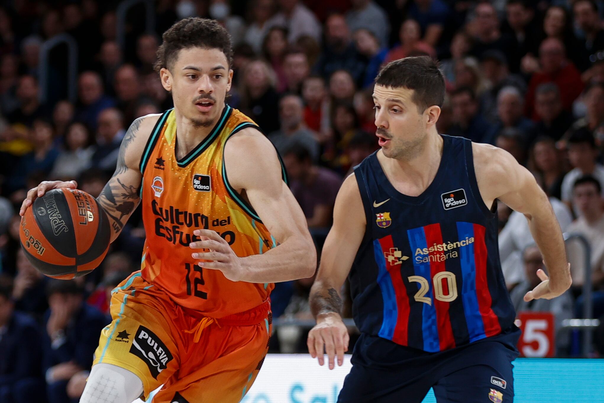 El base montenegrino del Valencia Basket, Jonah Radebaugh, y el base italiano del Barcelona, Nico Laporvittola durante partido de lliga ACB que se disputa en el Palau Blaugrana de Barcelona, este domingo. EFE/ Toni Albir