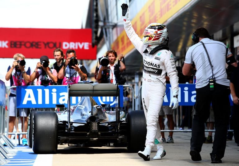 Hamilton celebra su octava pole de la temporada en Silverstone