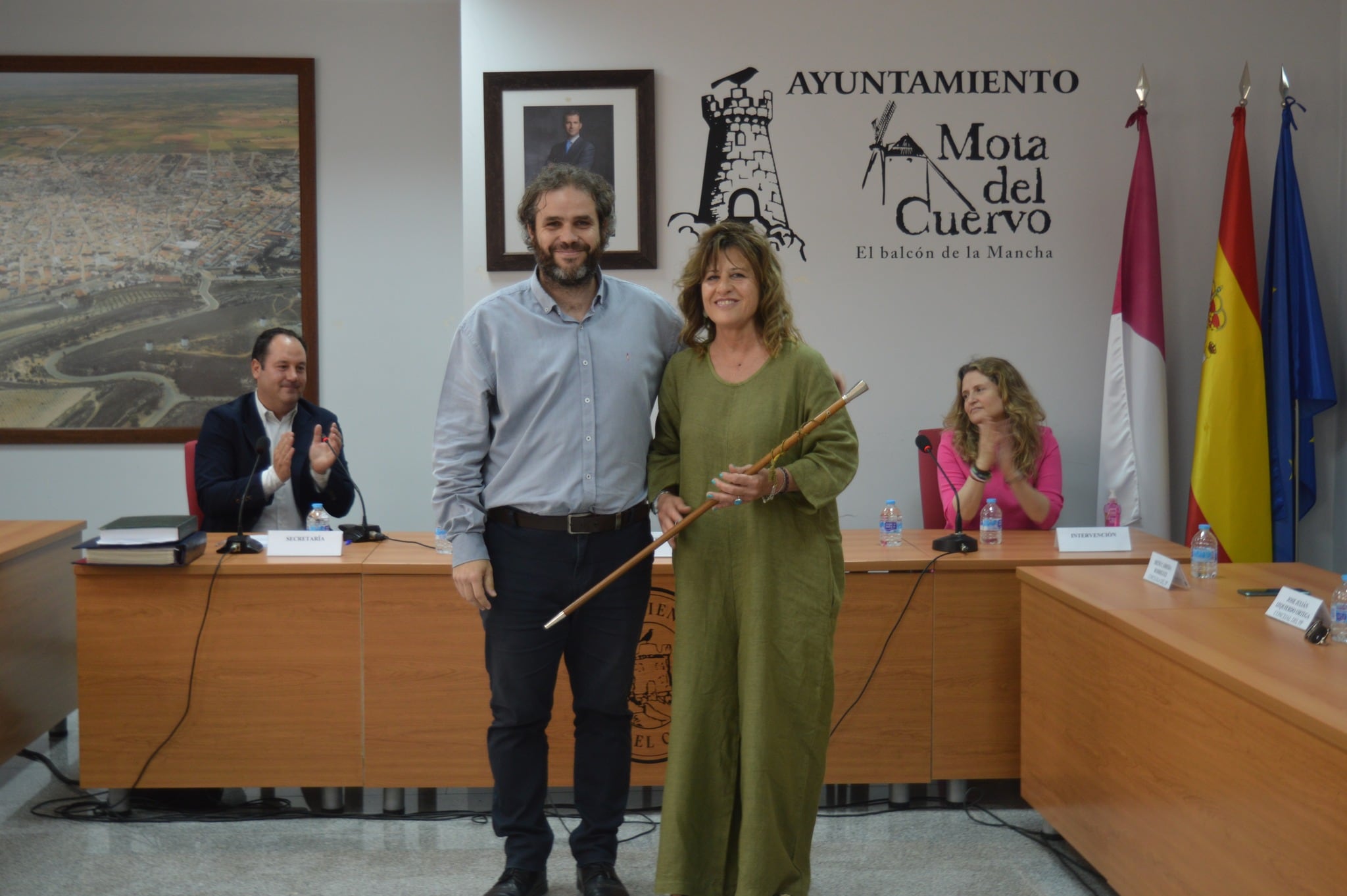 Irene Cabrera (PP) recibe el bastón de mando de manos del exalcalde Jacobo Medianero (Unidas por Mota), tras la investidura en junio de 2023 tras no alcanzarse un acuerdo entre Unidas por Mota y PSOE