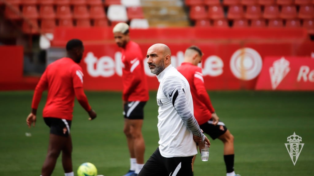 Abelardo dirige el entrenamiento previo al viaje a Huesca.