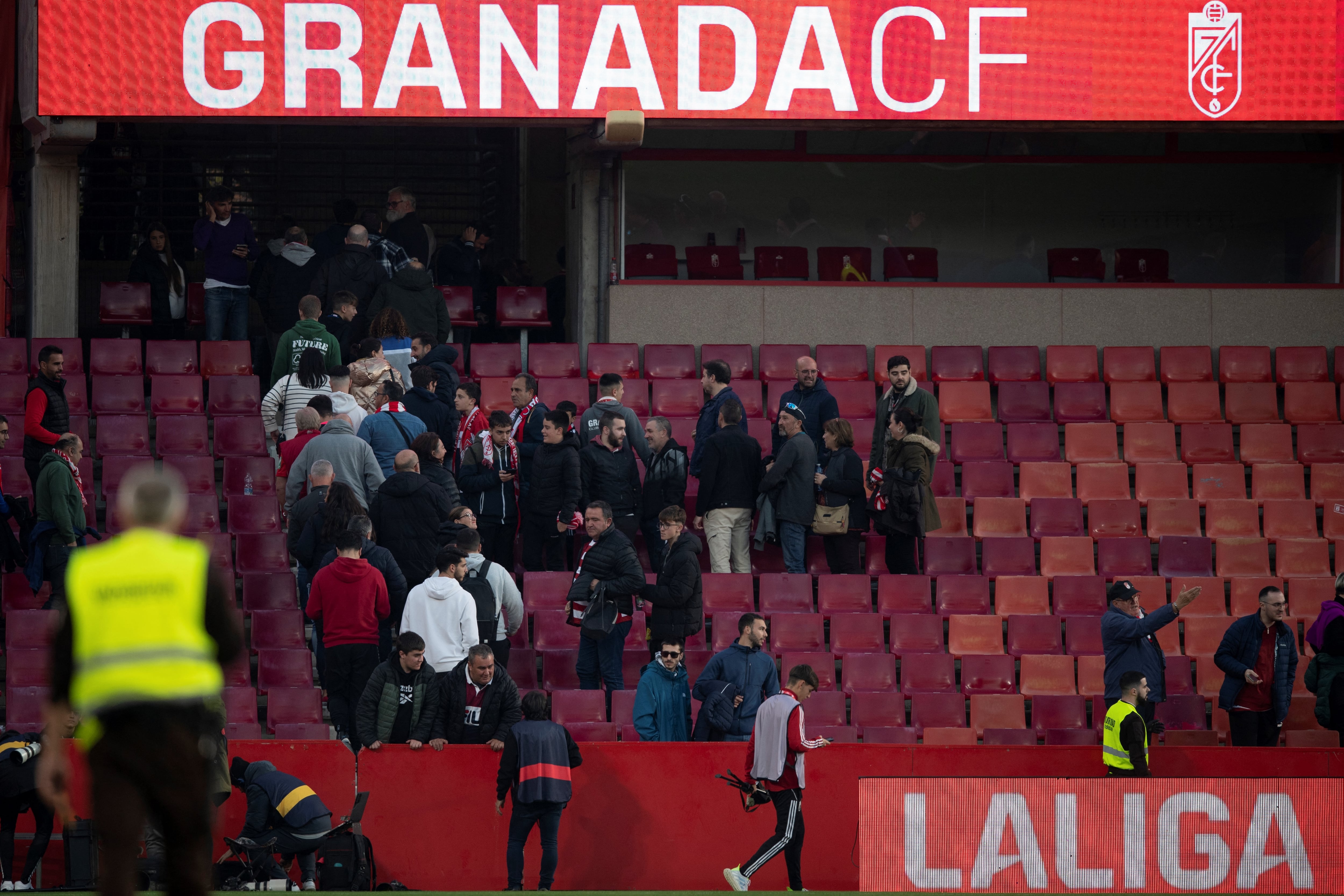 Los aficionados del Granada abandonan el campo tras la suspensión del partido ante el Athletic por el fallecimiento de un aficionado