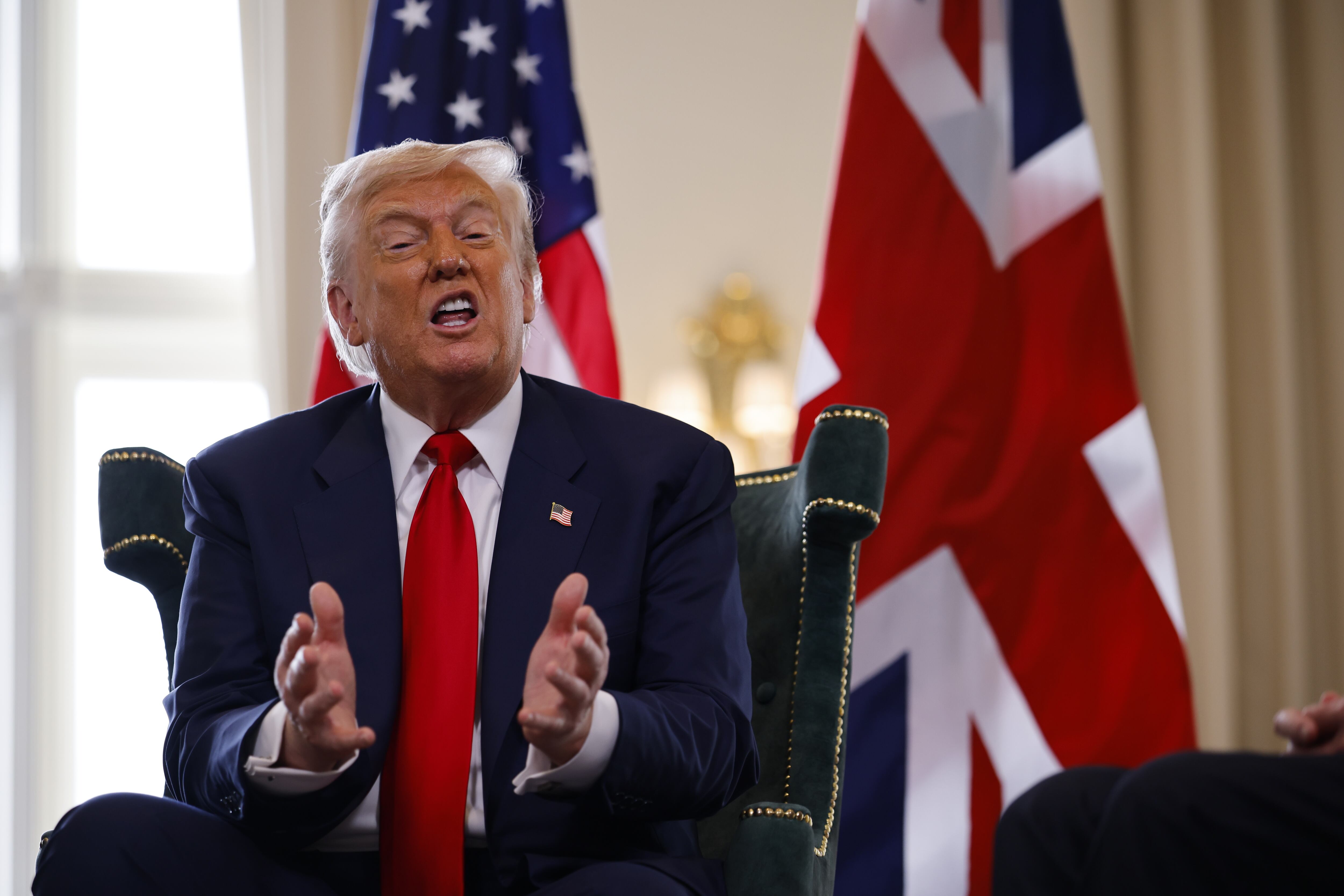 TURNBERRY (United Kingdom), 28/07/2025.- US President Donald J. Trump gestures during a meeting with the British prime minister at the Trump Turnberry golf resort in Turnberry, Scotland, Britain, 28 July 2025. President Trump is on a private trip to Scotland to visit his golf courses. (Reino Unido) EFE/EPA/TOLGA AKMEN / POOL
