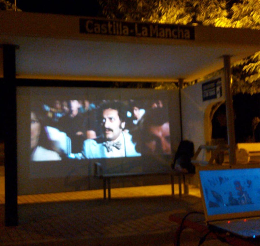 Cine en la marquesina de la parada del autobús