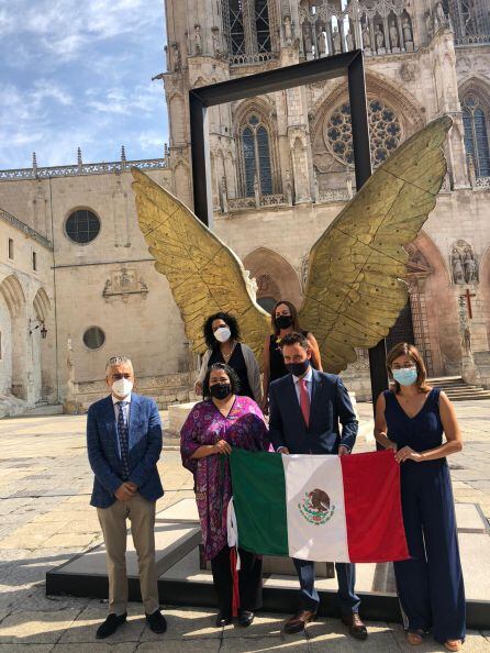 La alcaldesa de Aranda, a la derecha, en la inauguración en Burgos